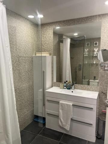 2 Bedroom Chelsea Apartment Лондон Екстериор снимка